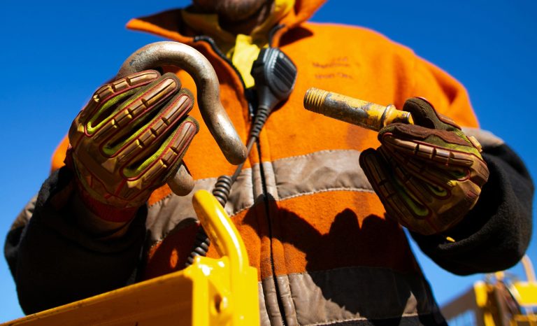 Safety,Workplace,Close,Up,Image,Of,Trained,Competent,Rigger,High